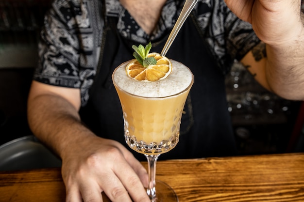 Foto gratuita barman con un cocktail