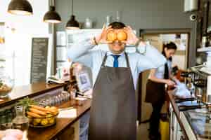 Foto gratuita barman con frutta