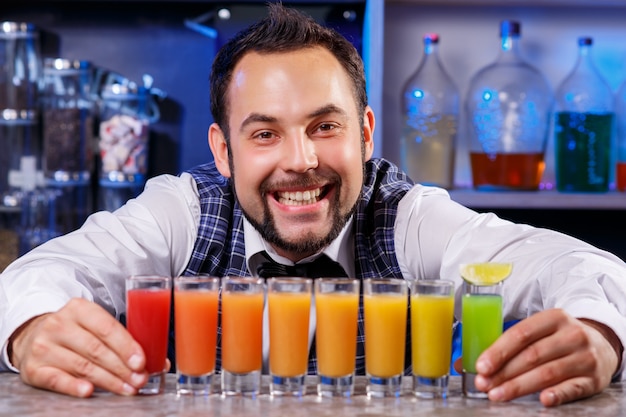 Foto gratuita barman al lavoro, preparare cocktail.