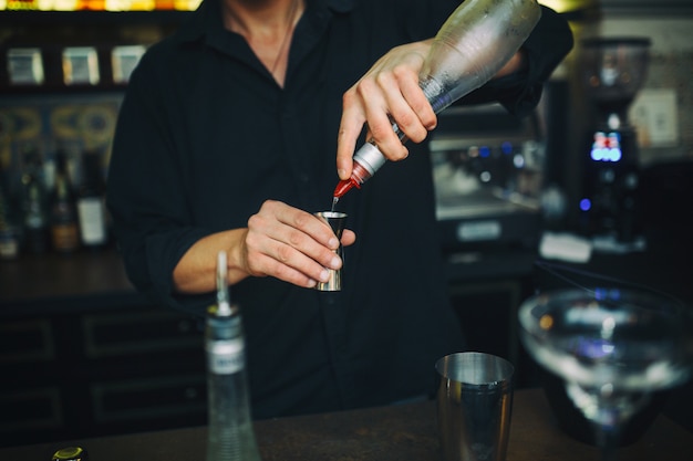 Free photo barman at work in the pub