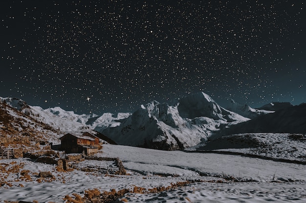 Fienile nel mezzo della terra coperta di neve