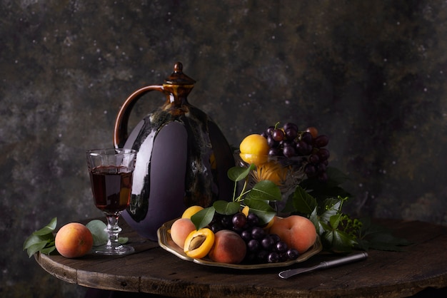 Foto gratuita stile barocco con deliziosa composizione di frutta