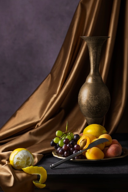 Free photo baroque style with fruits and curtain