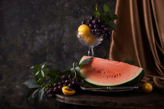 Free photo baroque style with grapes and watermelon