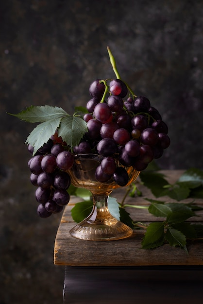 Free photo baroque style with tasty grapes