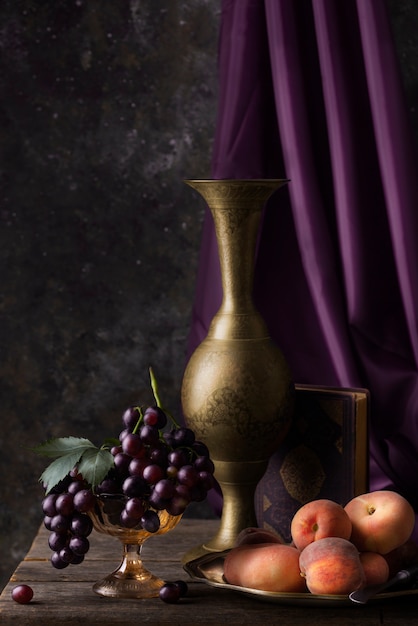 Free photo baroque style with vase and fruits arrangement