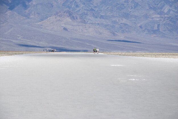 배드워터 분지(Badwater Basin), 데스 밸리 국립공원(Death Valley National Park)의 황량한 소금 호수 사막 풍경