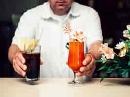 Foto gratuita barista che dà cocktail alcolici