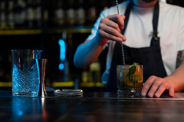 Foto gratuita barista che prepara un delizioso cocktail