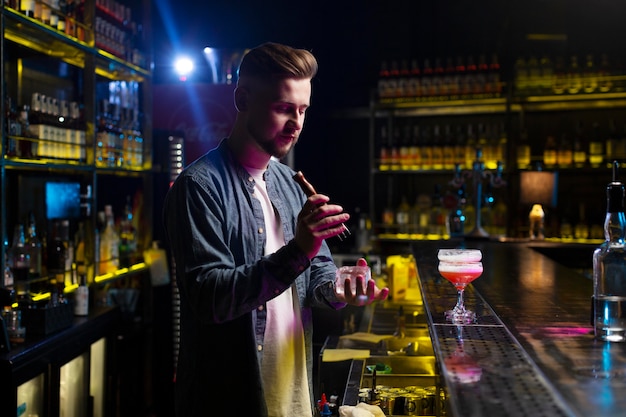 Free photo bartender making a refreshing cocktail