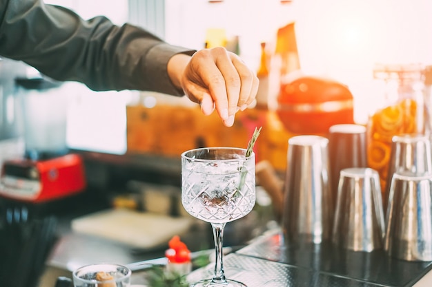 Bartender mixing a cocktail | Photo: Freepik