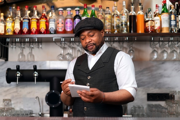 Foto gratuita barista che prepara drink al bar