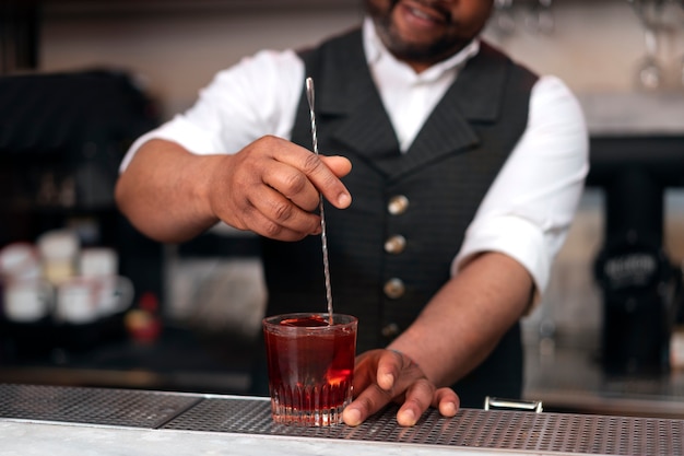 Barista che prepara drink al bar