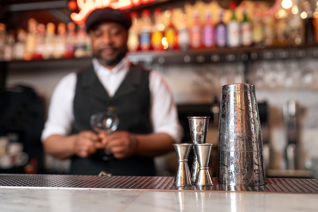 Free photo bartender preparing drink at bar