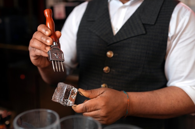 Foto gratuita barista che prepara drink al bar