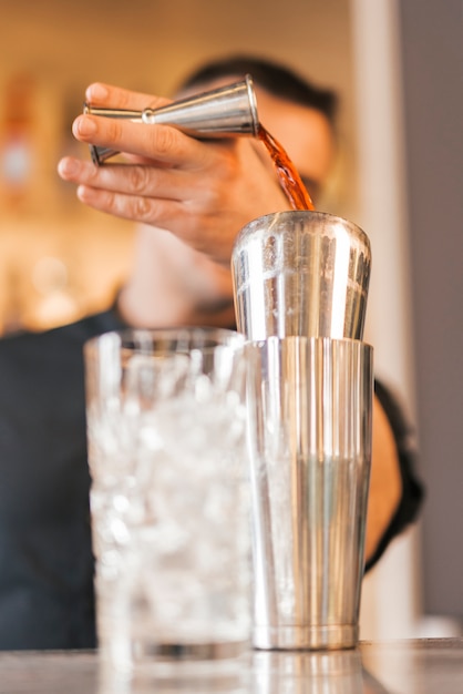 Free photo bartender preparing a refreshing cocktail