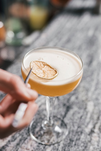 Free photo bartender preparing a refreshing cocktail