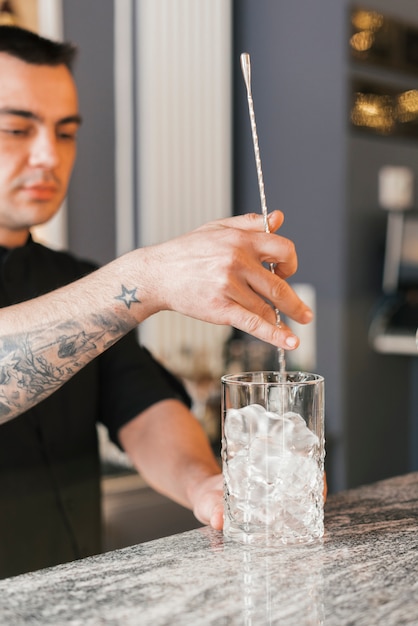 Barista che prepara un cocktail rinfrescante