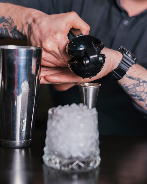 Free photo bartender preparing a refreshing cocktail