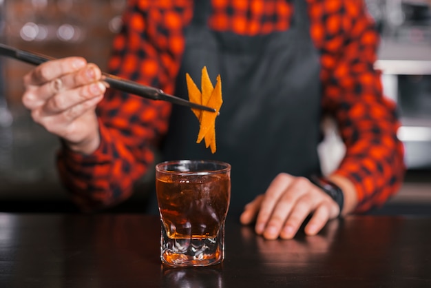 Free photo bartender preparing a refreshing cocktail