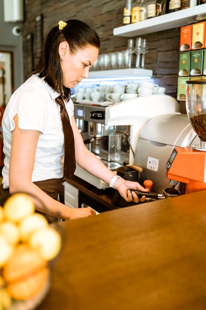 Free photo barwoman making coffee