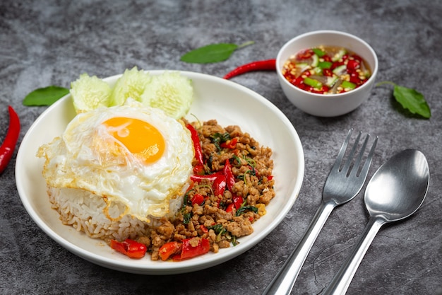 Free photo basil minced pork with rice and  fried egg