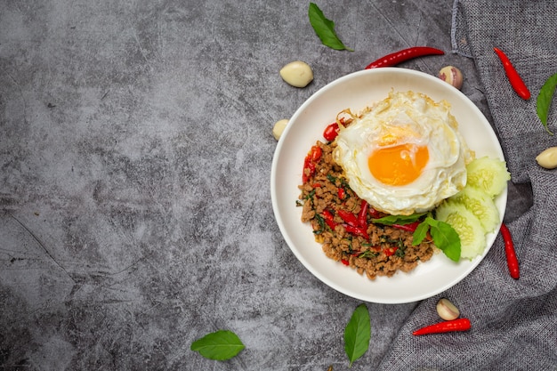 Free photo basil minced pork with rice and fried egg