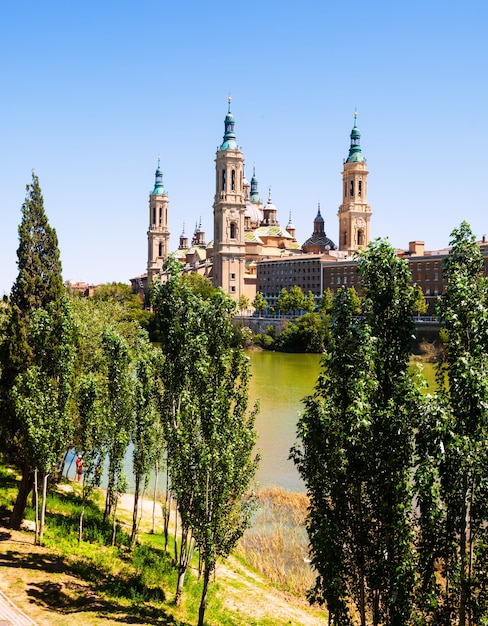 Foto gratuita basilica di nostra signora del pilastro in estate