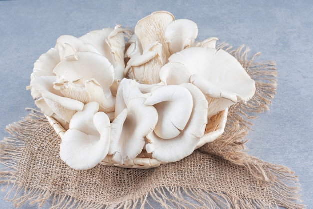 Free photo basket full of oyster mushroom on sack.