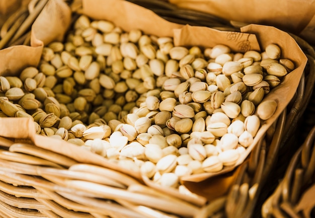 Foto gratuita cesto di pistacchi in vendita al mercato cittadino