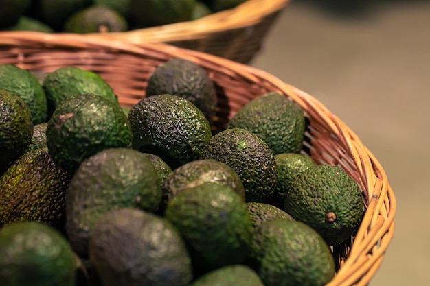 Бесплатное фото Корзина с авокадо в супермаркете крупным планом