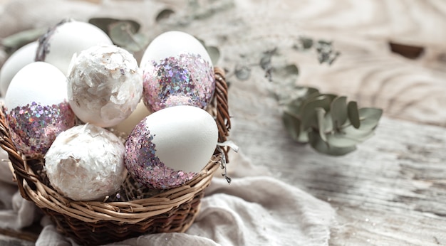 卵とドライフラワーのバスケット。イースターエッグを飾るための独創的なアイデア。