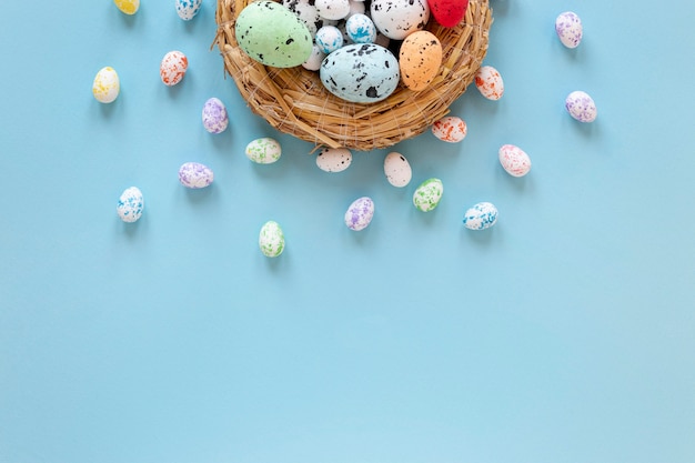 Free photo basket with painted eggs for easter