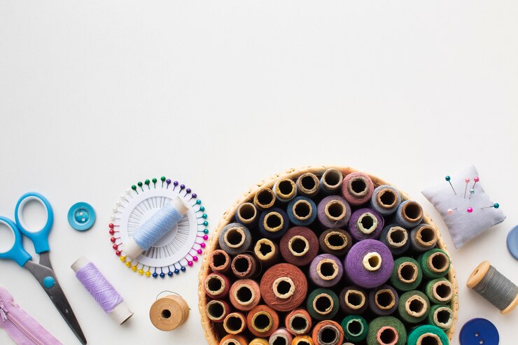 Free Photo basket with sewing threads and needlework accessories