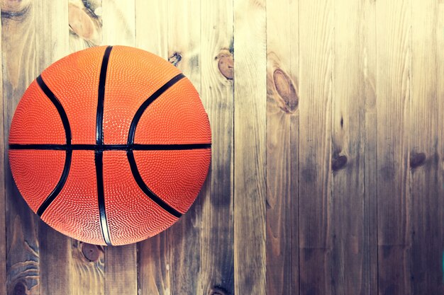 Баскетбольный мяч на деревянном паркетном полом.
