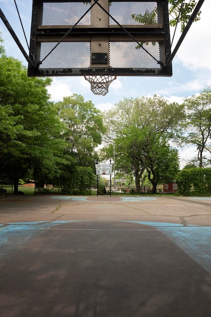 Foto gratuita campo da basket all'aperto in un parco