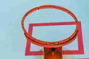 Free photo basketball hoop and backboard with blue sky