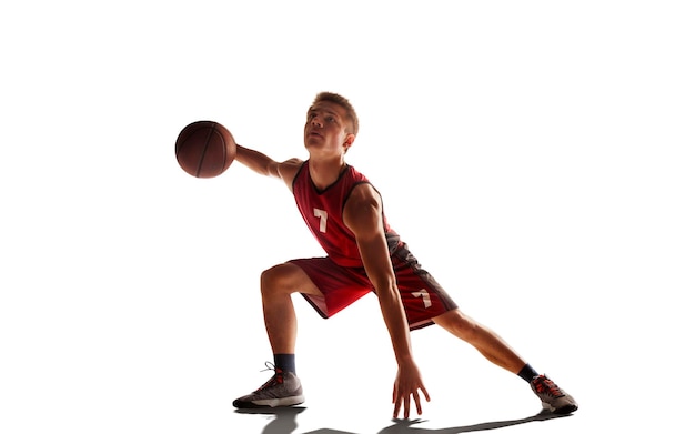 Giocatore di basket in azione al tramonto