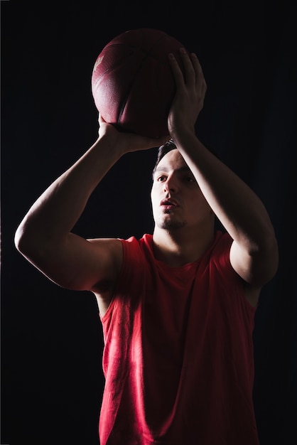 Foto gratuita giocatore di pallacanestro facendo un tiro libero