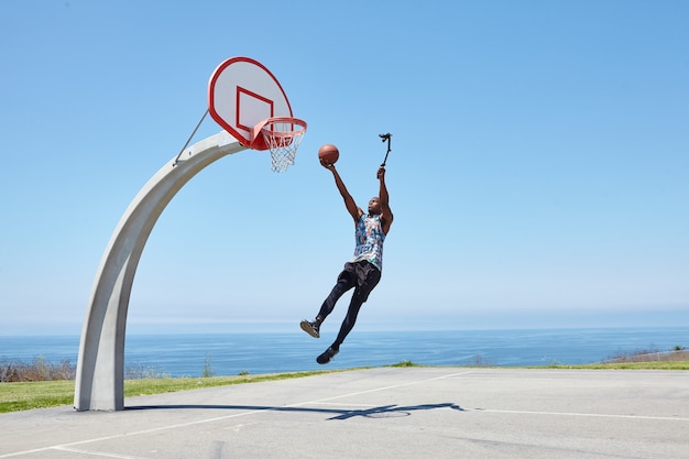 無料写真 自撮りカメラでダンクするバスケットボール選手