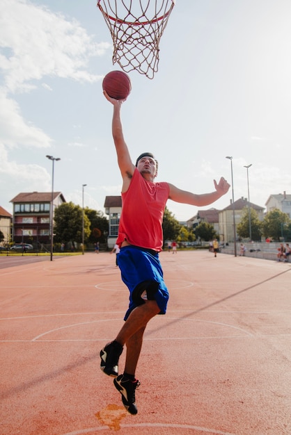 Foto gratuita giocatore di basket dunking