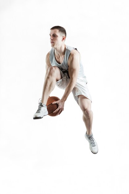 彼の足の間にボールを渡すバスケットボール選手