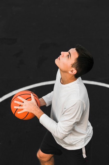 Foto gratuita giocatore di pallacanestro che prepara tiro medio