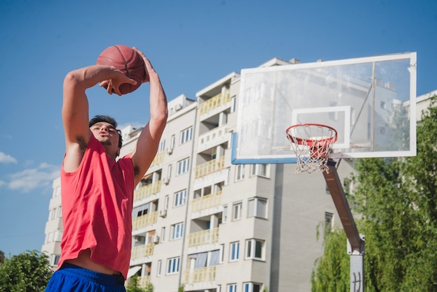 Foto gratuita giocatore di pallacanestro nell'ambiente urbano