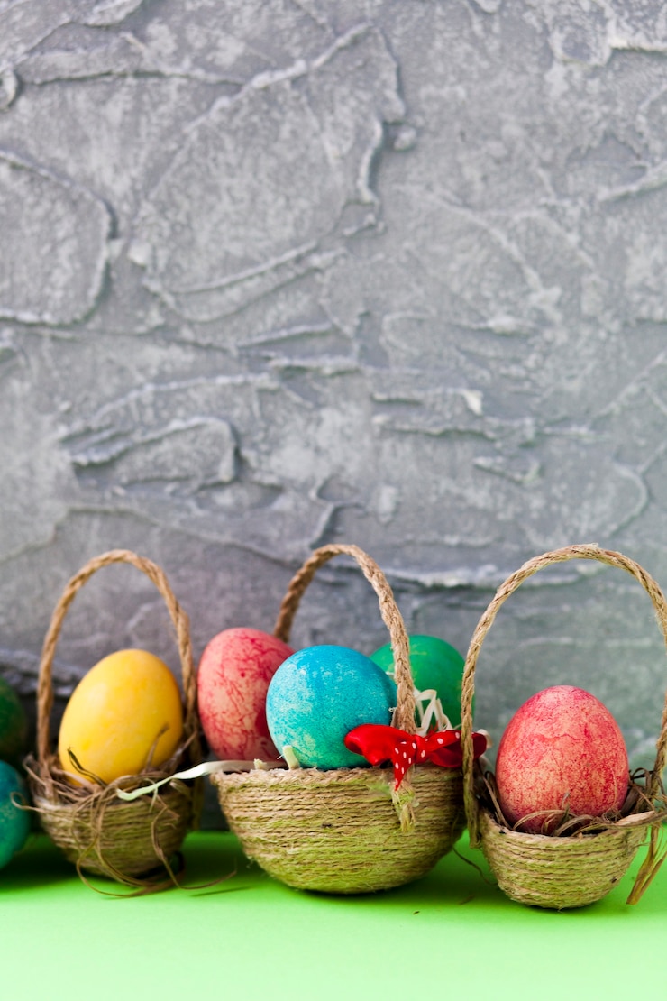 Free Photo baskets with cute eggs