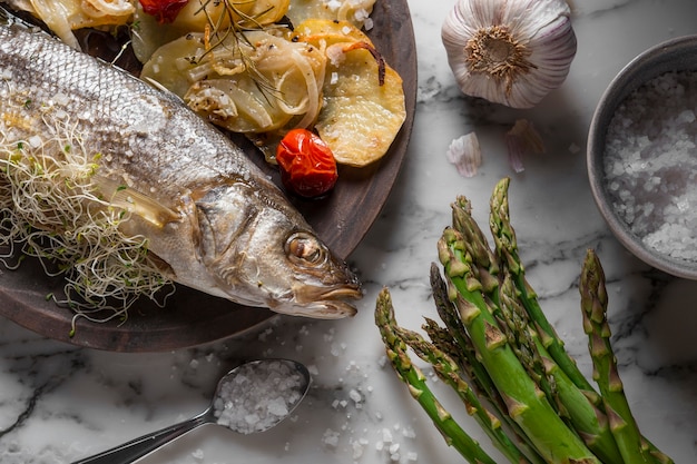 Бесплатное фото Ассорти рыбных блюд из окуня