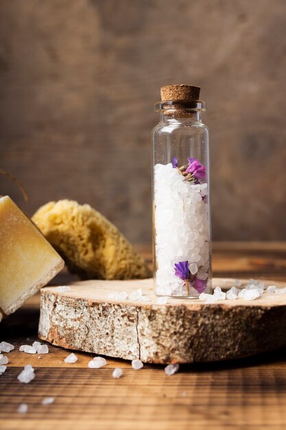Bath arrangement with bottle of salt
