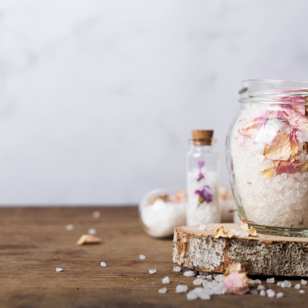 Bath arrangement with salts in bottles