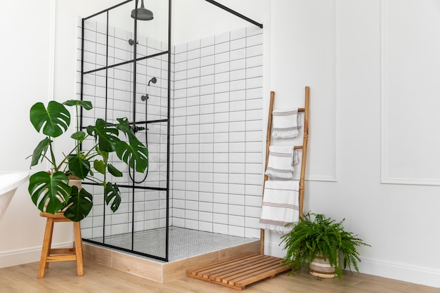 シャワー付きのバスルームのインテリアデザイン