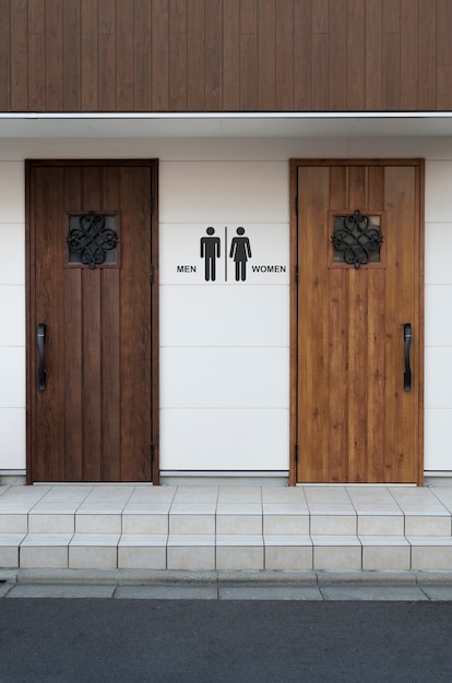 無料写真 ドアの近くの男性と女性のバスルームのシンボル